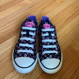 NWOT Converse pink and Purple Heart low tops, size 2